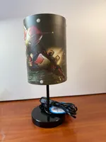 Стильна настільна лампа з дизайном Iron Man 3 (Marvel) — ідеальний варіант для дитячої кімнати або як подарунок фанату супергероїв.