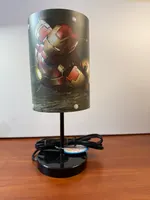 Стильна настільна лампа з дизайном Iron Man 3 (Marvel) — ідеальний варіант для дитячої кімнати або як подарунок фанату супергероїв. — фото 2